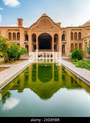 Magnifique vue sur la Maison historique Borujerdi à Kashan, Iran. Cour traditionnelle avec jardin et piscine au milieu. Banque D'Images