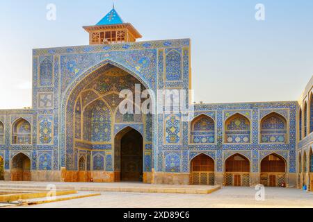 Cour pittoresque de la mosquée Shah (mosquée Imam) à Ispahan, Iran. Murs recouverts de carreaux de mosaïque colorés. Banque D'Images