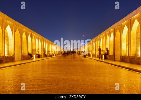 Vue panoramique nocturne du pont Allahverdi Khan (si-o-se-pol) à Ispahan, Iran. Banque D'Images