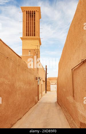 Vue magnifique sur les tours de coupe-vent iraniennes traditionnelles dans la ville historique de Yazd, Iran. Architecture persane unique. Banque D'Images