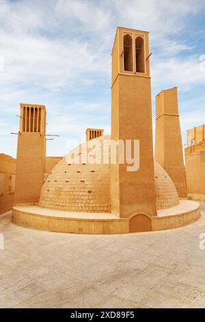 Vue magnifique sur les tours de coupe-vent iraniennes traditionnelles dans la ville historique de Yazd, Iran. Architecture persane unique. Banque D'Images