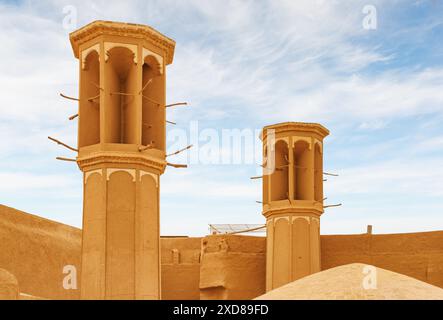 Vue magnifique sur les tours de coupe-vent iraniennes traditionnelles dans la ville historique de Yazd, Iran. Architecture persane unique. Banque D'Images