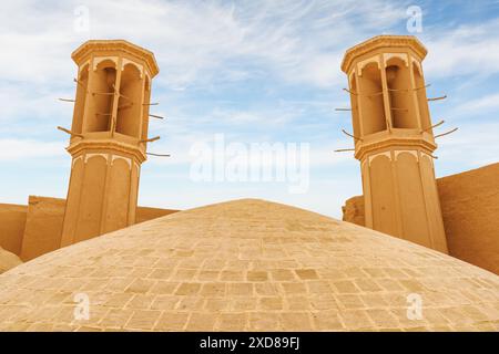 Vue magnifique sur les tours de coupe-vent iraniennes traditionnelles dans la ville historique de Yazd, Iran. Architecture persane unique. Banque D'Images