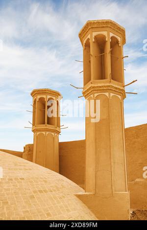 Vue magnifique sur les tours de coupe-vent iraniennes traditionnelles dans la ville historique de Yazd, Iran. Architecture persane unique. Banque D'Images