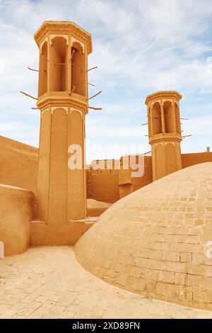 Vue magnifique sur les tours de coupe-vent iraniennes traditionnelles dans la ville historique de Yazd, Iran. Architecture persane unique. Banque D'Images