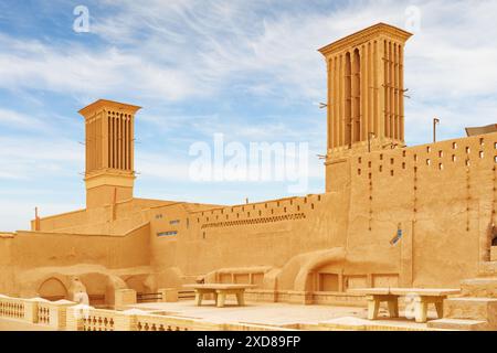 Vue magnifique sur les tours de coupe-vent iraniennes traditionnelles dans la ville historique de Yazd, Iran. Architecture persane unique. Banque D'Images