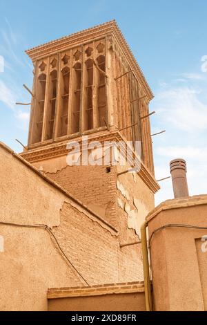 Vue magnifique sur les tours de coupe-vent iraniennes traditionnelles dans la ville historique de Yazd, Iran. Architecture persane unique. Banque D'Images