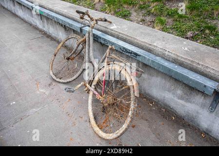 Bicyclette rouillée et endommagée, recouverte de petites coquilles, récupérée de la rivière aura à Turku, Finlande Banque D'Images