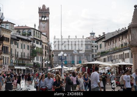 Gothique Torre del Gardello du XIII au XIV siècle, baroque Palazzo Maffei du XVIIe siècle et roman case Mazzanti (maisons Mazzanti) du XI Banque D'Images