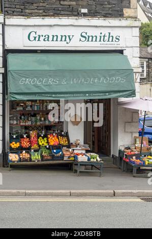 Fruits et légumes frais locaux à vendre devant le magasin Granny Smiths Greengrocers Ambleside Cumbria Angleterre Royaume-Uni GB Grande-Bretagne Banque D'Images