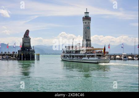 Deutschland, Bayern, Lindau am Bodensee 21.06.2024, Deutschland, GER, Bayern, Lindau am Bodensee, im Bild Stadtansichten, Gebauede, Sehenswuerdigkeiten, Wahrzeichen, Leuchtturm, Loewenfigur, Reise, Feature, voyage, Tourismus, Bodensee, Schiff, Schifffahrt Lindau am Bodensee ist eine deutsche Mittelstadt im Suedwesten von Bayern. Der historische Stadtkern der ehemaligen Reichsstadt mit der Maximilianstraße im Zentrum liegt auf einer Insel im oestlichen Teil des Bodensees. Die Insel ist durch eine Straßenbruecke und den Lindauer Eisenbahndamm mit den Stadtteilen auf dem Festland verbunden. Linda Banque D'Images