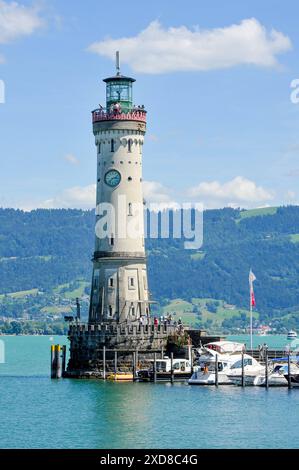 Deutschland, Bayern, Lindau am Bodensee 21.06.2024, Deutschland, GER, Bayern, Lindau am Bodensee, im Bild Stadtansichten, Gebauede, Sehenswuerdigkeiten, Wahrzeichen, Leuchtturm, Loewenfigur, Reise, Feature, voyage, Tourismus, Bodensee, Schiff, Schifffahrt Lindau am Bodensee ist eine deutsche Mittelstadt im Suedwesten von Bayern. Der historische Stadtkern der ehemaligen Reichsstadt mit der Maximilianstraße im Zentrum liegt auf einer Insel im oestlichen Teil des Bodensees. Die Insel ist durch eine Straßenbruecke und den Lindauer Eisenbahndamm mit den Stadtteilen auf dem Festland verbunden. Linda Banque D'Images