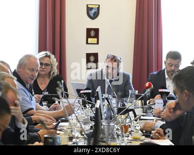 Prague, République tchèque. 20 juin 2024. Petr Matejcek, directeur de la police de Prague (à gauche), Jana Murinova (deuxième à partir de la gauche), Pavel Zacek, président du Comité (au centre) et vit Rakusan, ministre de l'intérieur (à droite), assistent à la réunion du Comité de sécurité de la chambre basse où les députés entendent des représentants de la police parler de la fusillade la Faculté de l'Université Charles en décembre 2023, à Prague, République tchèque, le 20 juin 2024. Crédit : Michal Krumphanzl/CTK photo/Alamy Live News Banque D'Images