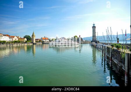 Deutschland, Bayern, Lindau am Bodensee 21.06.2024, Deutschland, GER, Bayern, Lindau am Bodensee, im Bild Stadtansichten, Gebauede, Sehenswuerdigkeiten, Wahrzeichen, Leuchtturm, Loewenfigur, Reise, Feature, voyage, Tourismus, Bodensee, Schiff, Schifffahrt Lindau am Bodensee ist eine deutsche Mittelstadt im Suedwesten von Bayern. Der historische Stadtkern der ehemaligen Reichsstadt mit der Maximilianstraße im Zentrum liegt auf einer Insel im oestlichen Teil des Bodensees. Die Insel ist durch eine Straßenbruecke und den Lindauer Eisenbahndamm mit den Stadtteilen auf dem Festland verbunden. Linda Banque D'Images