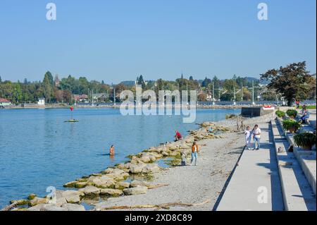 Deutschland, Bayern, Lindau am Bodensee 21.06.2024, Deutschland, GER, Bayern, Lindau am Bodensee, im Bild Stadtansichten, Gebauede, Sehenswuerdigkeiten, Wahrzeichen, Leuchtturm, Loewenfigur, Reise, Feature, voyage, Tourismus, Bodensee, Schiff, Schifffahrt Lindau am Bodensee ist eine deutsche Mittelstadt im Suedwesten von Bayern. Der historische Stadtkern der ehemaligen Reichsstadt mit der Maximilianstraße im Zentrum liegt auf einer Insel im oestlichen Teil des Bodensees. Die Insel ist durch eine Straßenbruecke und den Lindauer Eisenbahndamm mit den Stadtteilen auf dem Festland verbunden. Linda Banque D'Images