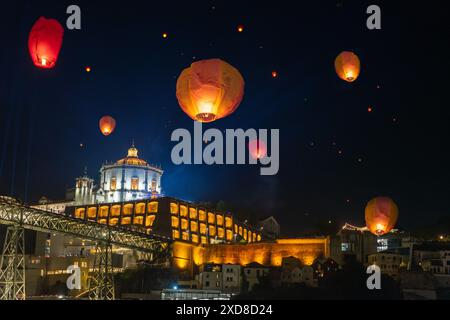Festa de Sao Joao do Porto lanternes volantes à Porto Portugal à St John's Eve à côté de la rive du fleuve douro Ponte Luis et Miradouro da Serra do Pilar Banque D'Images