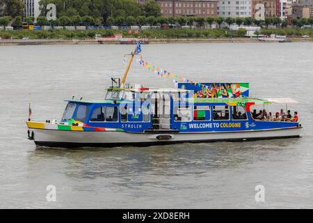 UEFA Euro 2024 - ville hôte Köln während der Fußball Europameisterschaft 20.06.2024 Die Rheinfähre Strolch in der Funktion der UEFA EURO 2024 RHEINFERRY vor der Kulisse des musical Dome vor der Kulisse der public Viewing Fan zone Konrad Adenauer Ufer Köln Deutz Nordrhein-Westfalen Deutschland *** UEFA Euro 2024 ville hôte Cologne pendant le Championnat d'Europe de football 20 06 2024 Rhin ferry Strolch dans la fonction de l'UEFA EURO 2024 RHEINFERRY dans le contexte du Dôme musical contre la toile de fond de la zone des fans d'observation publique Konrad Adenauer Ufer Cologne Deutz Rhénanie du Nord-Ouest Banque D'Images