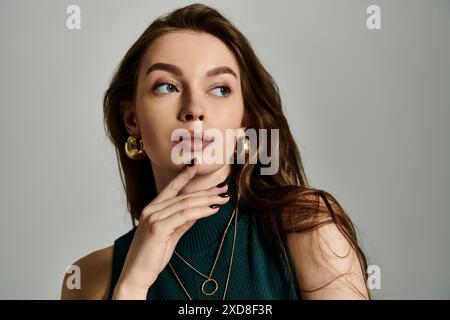 Une jeune femme, vêtue d'un haut vert éclatant, prend la pose pour une photographie. Banque D'Images