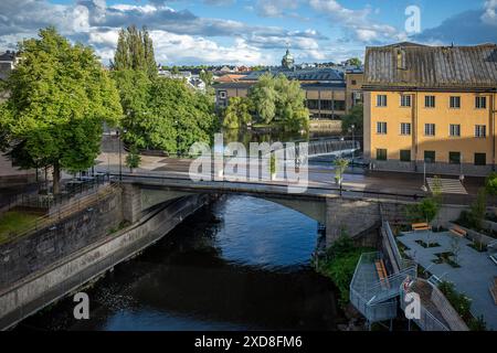 Vue aérienne du pont Gamlebro sur le Motala Stream lors d'une soirée d'été ensoleillée en juin 2024 à Norrköping, Suède. Banque D'Images