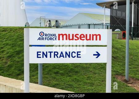 Un panneau à l'entrée du Royal Air Force Museum Midlands, Cosford, Shifnal, Shropshire, Angleterre, ROYAUME-UNI Banque D'Images