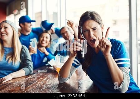 Femme, célébration et but au pub en acclamant la victoire en regardant la télévision, jeu de sport en tant que supporters ou équipe. Groupe, fans et bière pour le football Banque D'Images