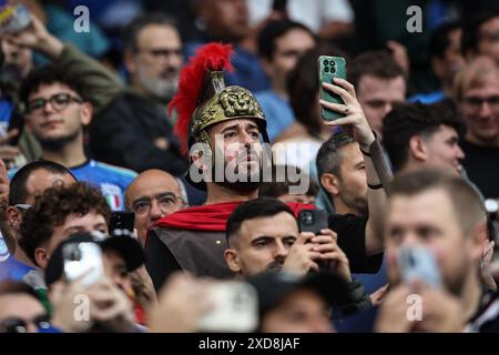 Gelsenkirchen. 20 juin 2024. Un partisan de l'Italie prend des photos avec son téléphone lors du match UEFA Euro 2024 Groupe B entre l'Espagne et l'Italie à Gelsenkirchen, Allemagne, le 20 juin 2024. Crédit : Pan Yulong/Xinhua/Alamy Live News Banque D'Images