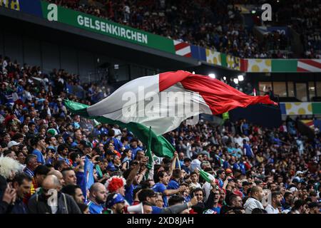 Gelsenkirchen. 20 juin 2024. Les supporters de l'Italie encouragent l'équipe lors du match du Groupe B de l'UEFA Euro 2024 entre l'Espagne et l'Italie à Gelsenkirchen, en Allemagne, le 20 juin 2024. Crédit : Pan Yulong/Xinhua/Alamy Live News Banque D'Images