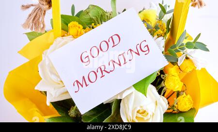 Joyeux lundi texte typographique sur un morceau de papier placé dans un bouquet de fleurs Banque D'Images