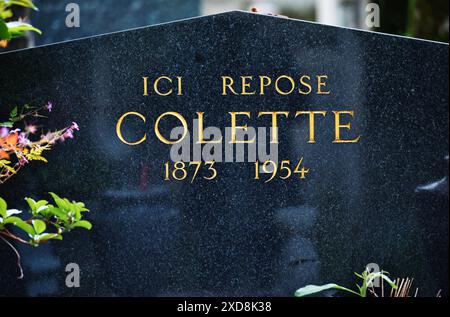 Tombe de Colette (née Sidonie-Gabrielle Colette) romancière bisexuelle française et auteur de Gigi, cimetière du Père Lachaise, Paris, France Banque D'Images