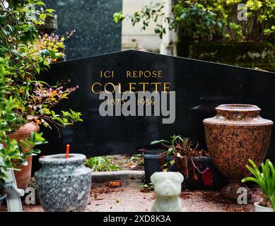 Tombe de Colette (née Sidonie-Gabrielle Colette) romancière bisexuelle française et auteur de Gigi, cimetière du Père Lachaise, Paris, France Banque D'Images