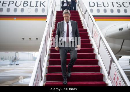 Pékin, Chine. 21 juin 2024. Robert Habeck (Alliance 90/les Verts), ministre fédéral de l’économie et de la protection du climat, arrive à l’aéroport de Pékin lors d’une visite en Chine. Habeck est arrivé en Chine dans le cadre d’un voyage en Asie de l’est. Crédit : Sebastian Christoph Gollnow/dpa/Alamy Live News Banque D'Images