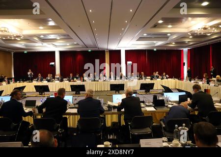 Teilnehmer vor Beginn der Plenarsitzung der Innenministerkonferenz IMK im Dorint Hôtel à Potsdam, 21. Juni 2024. Innenministerkonferenz à Potsdam *** participants avant le début de la session plénière de la Conférence des ministres de l'intérieur IMK à l'hôtel Dorint à Potsdam, le 21 juin 2024 Conférence des ministres de l'intérieur à Potsdam Banque D'Images