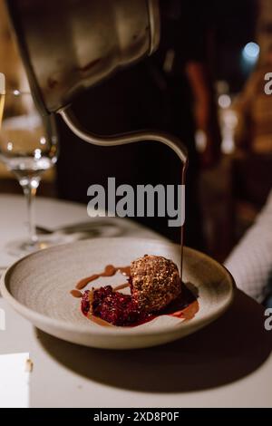 Dessert gastronomique avec sauce au chocolat versée dessus à Amsterdam Banque D'Images