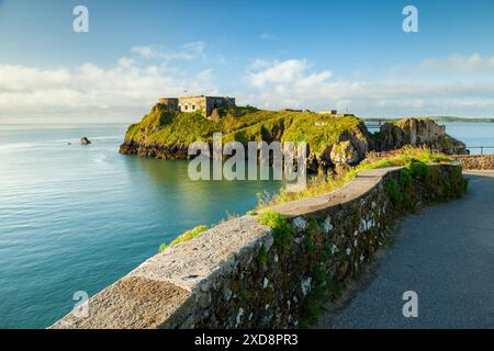 Lever de soleil sur l'île Sainte Catherine près de Tenby, Pembrokeshire, pays de Galles. Banque D'Images