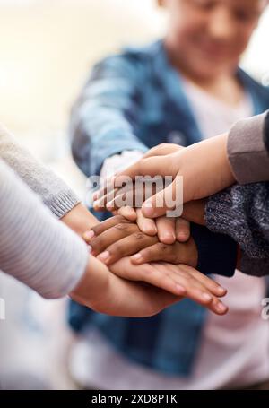 Pile de mains, l'éducation et les enfants avec l'équipe, la collaboration et l'unité à l'école. Diversité, enfants et étudiants avec connexion, coopération et Banque D'Images