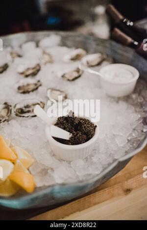 caviar, frites et huîtres sur glace Banque D'Images