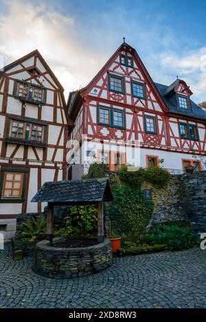 Maisons traditionnelles allemandes dans une rue du village de Bacharach, Allemagne Banque D'Images