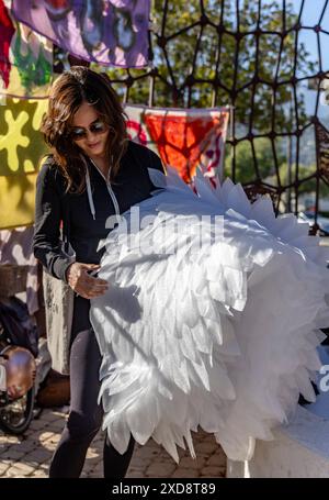 La célébration du solstice d'été invite la résidence de Santa Barbara à participer à des ateliers pour apprendre à fabriquer des masques, des costumes et des chars pour le festival et la parade du solstice d'été 2024 à l'atelier des arts communautaires à Santa Barbara, CA, le 20 juin 2024. Thème de cette année : vols de fantaisie! (Photo de Rod Rolle/Sipa USA) crédit : Sipa USA/Alamy Live News Banque D'Images