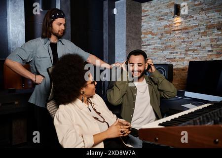 Un groupe de musique répète dans un studio d'enregistrement, entouré de microphones, d'instruments et d'équipements sonores. Banque D'Images