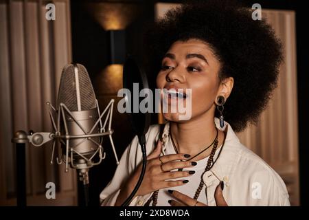 Une femme talentueuse verse son cœur dans le chant dans un studio d'enregistrement lors d'une répétition d'un groupe de musique. Banque D'Images