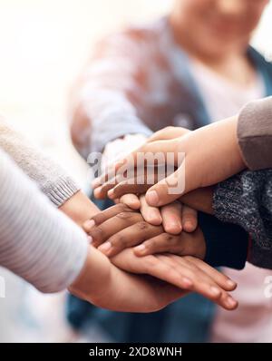 Pile de mains, l'éducation et les enfants avec l'équipe, la collaboration et l'unité à l'école. Diversité, enfants et étudiants avec connexion, coopération et Banque D'Images