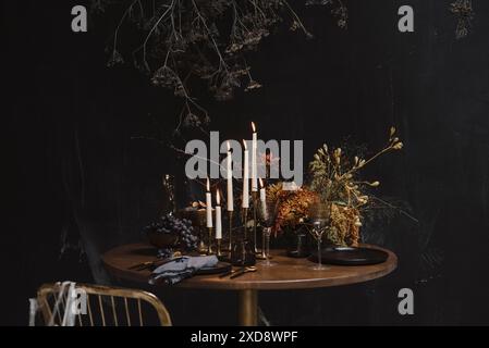 Élégante table d'halloween avec bougies et araignée Banque D'Images