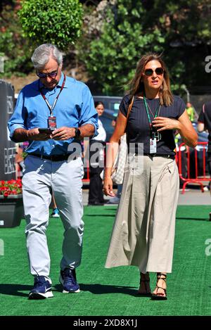 Barcelone, Espagne. 21 juin 2024. (Gauche à droite) : Carlos Sainz (ESP) avec sa femme Reyes Vazquez de Castro. Championnat du monde de formule 1 21.06.2024, Rd 10, Grand Prix d'Espagne, Barcelone, Espagne, journée d'entraînement. Le crédit photo devrait se lire : XPB/Alamy Live News. Banque D'Images