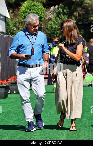 Barcelone, Espagne. 21 juin 2024. (Gauche à droite) : Carlos Sainz (ESP) avec sa femme Reyes Vazquez de Castro. Championnat du monde de formule 1 21.06.2024, Rd 10, Grand Prix d'Espagne, Barcelone, Espagne, journée d'entraînement. Le crédit photo devrait se lire : XPB/Alamy Live News. Banque D'Images