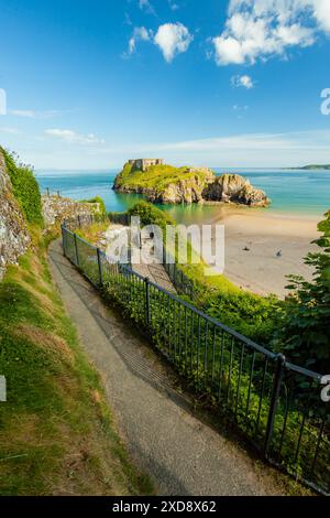 Vue de Castle Hill vers l'île de Sainte Catherine à Tenby, Pembrokeshire, pays de Galles. Banque D'Images