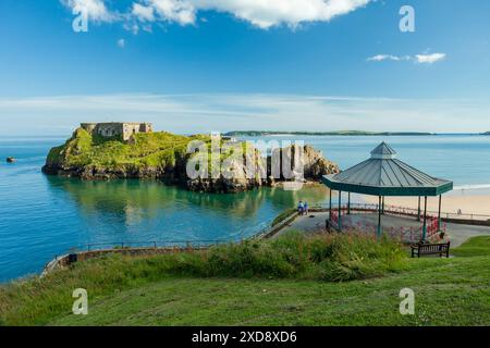 Kiosque sur Castle Hill à Tenby, Pembrokeshire, pays de Galles. St Catherine's Island et Fort à mi-distance. Banque D'Images