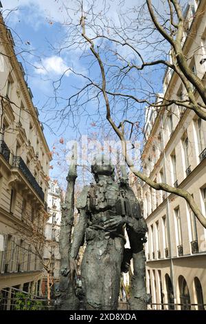 La statue de Mihai Eminescu à Paris, un monument en bronze par le sculpteur Ion Vlad dans la rue des Ecoles dans le quartier Latin, Paris, France. Banque D'Images