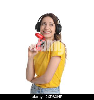 Femme heureuse dans des écouteurs avec contrôleur de jeu sur fond blanc Banque D'Images