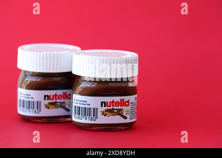 KIEV, UKRAINE - 20 AVRIL 2024 Mini Nutella 25g pot sur fond rouge gros plan Banque D'Images