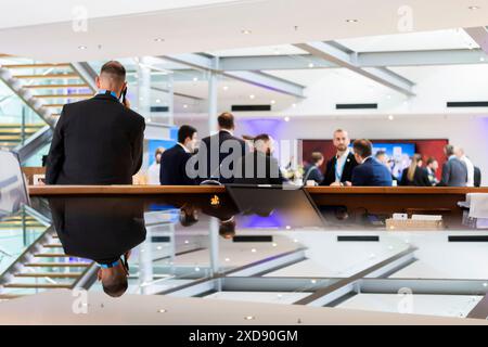 Potsdam, Allemagne. 21 juin 2024. De nombreux gardes du corps et agents de sécurité attendent à l'extérieur de la salle de réunion pendant la séance de travail du dernier jour de la Conférence de printemps des ministres de l'intérieur et des sénateurs de l'intérieur à l'hôtel Dorint. Crédit : Christoph Soeder/dpa/Alamy Live News Banque D'Images